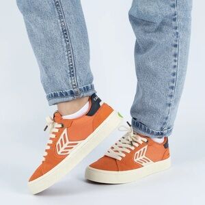 Cariuma Catiba Mens Suede Low-Top Lace-Up Sneakers Orange White Size 11